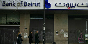 Passanten vor einer Bankfiliale in Beirut.
