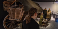 Eine Besucherin schaut sich im Ostpreußischen Landesmuseum eine Ausstellung zum Thema Flucht aus Ostpreußen an.