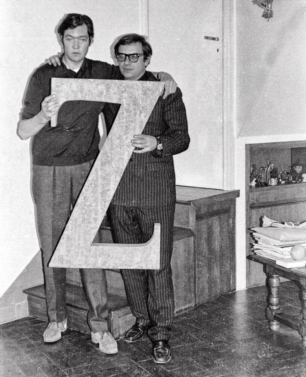 Vasilis Vasilikos (r.) und Julio Cortázar halten ein "Z"