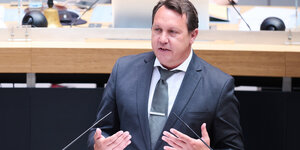 Karsten Woldeit (AfD) am Rednerpult des Abgeordnetenhauses