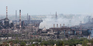 Rauchschwaden steigen aus dem Stahlwerk Asow empor