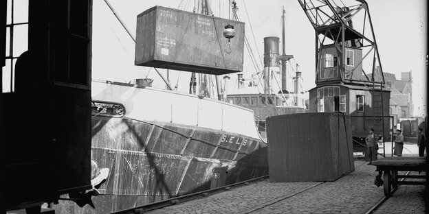 Archivfoto: Ein Container wird auf ein Schiff verladen