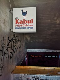 Hühnchen-Leuchtschild mit der Aufschrift: Kabul Fried Chicken. Graveyard Of Empires