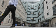Der Eingang zu den Büros der BBC in London, ein Mann geht links aus dem Bild heraus