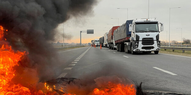 Ein Lastwagen vor einer brennenden Blockade