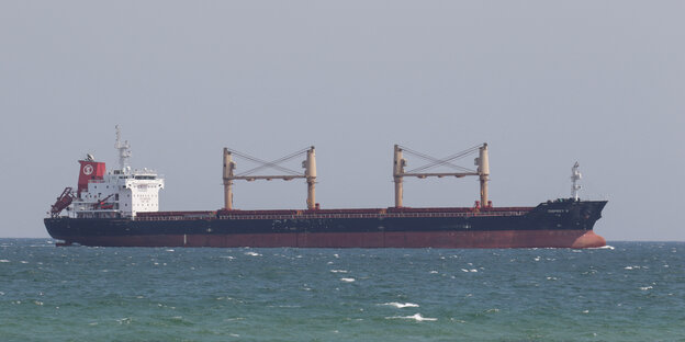 Der Getreidetransporter Osprey S auf dem Meer