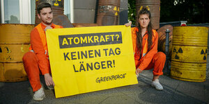 Atomkraft? Keinen Tag länger!· steht auf einem Protestplakat von Greenpeace im Regierungsviertel.