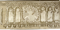 Das Fragment einer aufwendig bestickten Altardecke aus der Kirche des Damenstifts Heiningen (bei Wolfenbüttel) zeigt neben Christus mehrere Heilige und rechts außen Nikolaus. An seiner Bekleidung ist ein Ornament nach der arabischen Schrift etwa auf Knieh