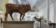Blick auf die Skulpturen eines Kalbs und eines Hirsches in der Ausstellung von Rémy Markowitsch