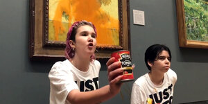 Zwei Aktivistinnen mit einer Dose Tomatensuppe vor dem Gemälde von van Gogh
