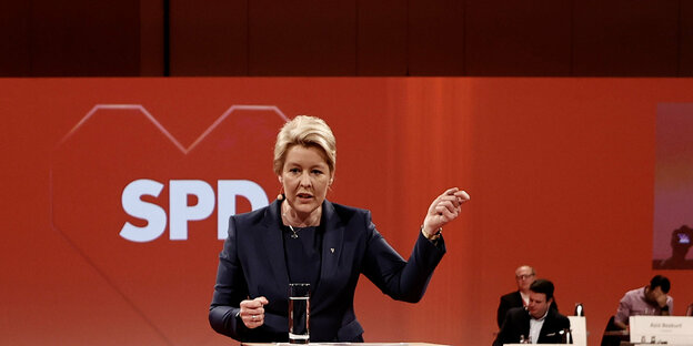 Franziska Giffey gestikuliert vor einer SPD-Bühne
