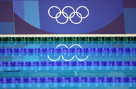 Die Olympischen Ringe spiegeln sich im Schwimmbassin der Spiel von Tokio 2021