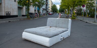Bett auf einer Straße