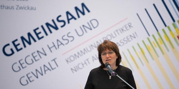 Die Bürgermeisterin von Zwickau spricht auf einer Diskussionsveranstaltung zu Gewalt gegen Kommunalpollitiker
