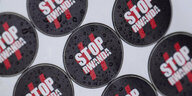 Aufkleber mit "Stop Rwanda" Aufschrift