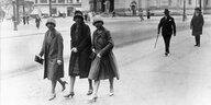 Historische Straßenszene mit drei Frauen in Berlin, zirka 1926