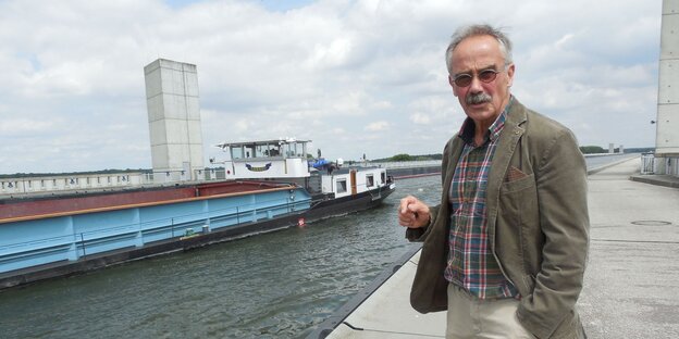 Friedrich Koop, Leiter des Schifffahrtsamts in Magdeburg. Friedrich Koop, Leiter des Schifffahrtsamts in Magdeburg.