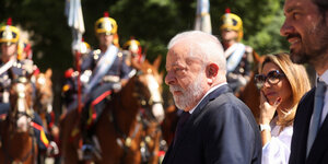 Lula da Silva geht mit seiner Frau an berittenen Soldaten vorbei