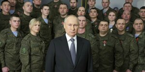 Putin steht vor Soldatinnen und Soldaten