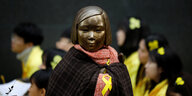 Die Statue einer "Trostfrau" mit Schal um den Hals, wird auf einer Demonstration in Seoul gezeigt