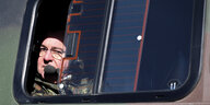 Boris Pistorius schaut aus dem Fenster eines Trainingspanzers