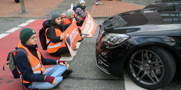 Aktivisten der Gruppierung ·Letzte Generation· blockieren auf der Hildesheimer Straße am Aegidientorplatz den Verkehr.