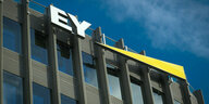 Die Buchstaben E und Y an einer Hochhausfassade