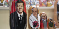 Russische Matroschka-Puppen mit Abbildern von Chinas Präsident Xi und Russlands Präsident Putin werden in einem Laden zum Verkauf angeboten