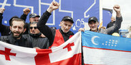 Streikende Lastwagenfahrer freuen sich auf der Raststätte Gräfenhausen-West und halten Nationalflaggen in den Händen