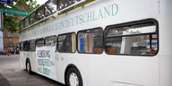 Bus mit einem Plakat "Flensburg fossil-frei bis 2030"