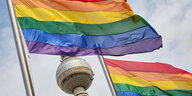 Wehende LGBT-Flaggen vor dem Berliner Fernsehturm