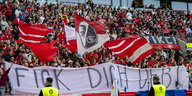 Freiburger Fans mit Spruchband "Fick dich DFB"