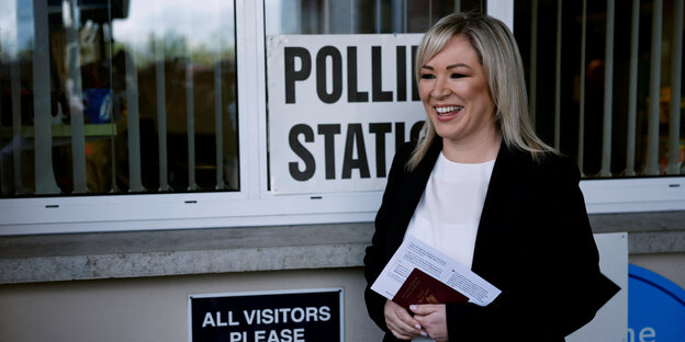 Vizepräsidentin der Partei Sinn Fein Michelle O'Neill vor einem Wahllokal am Donnerstag