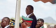 Zimbabwes Präsident Mnangagwa mit Soldaten der Ehrengarde