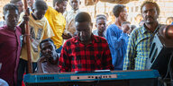 Jantra an seinem Yamaha-Keyboard bei einer Party im sudanesischen Dargoog