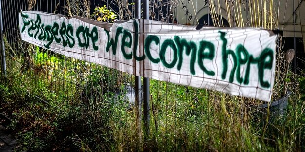 Ein banner auf dem die Worte "Refugees are welcome here" geschrieben stehen