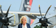 Eva Högl steht vor einem Militärflugzeug