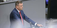Ein Mann im blauen Sakko spricht im Bundestag