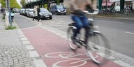 Fahrrad fährt auf Radweg an der Schönhauser Allee