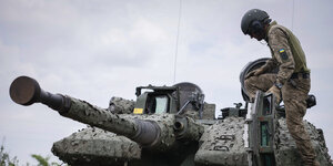 Ein ukrainischer Soldat steht auf einem CV90-Schützenpanzer.
