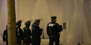 Polizisten auf dem Champs Elysee, im Hintergrund Brautkleider im Schaufenster