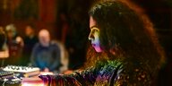 Die iranische Musikerin Kimia Koochakzadeh-Yazdi spielt auf elektronischen Musikinstrumenten