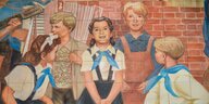 Ein Moasik aus DDR-Tagen zeigt Mädchen und Jungen in der Uniform der Jungen Pioniere (also mit blauem Halstuch) beim Musizieren