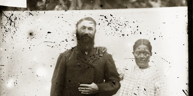Adolph Capelle mit seiner Frau Limenwa auf einem alten Schwarz-Weiß-Foto