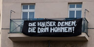 „Die Häuser denen, die drin wohnen!“ steht während einer Demonstration am Hermannplatz auf einem Banner an einem Balkon