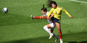 Eine kolumbianische und eine koreanische Spielerinnen kämpfen in der Luft um den Ball