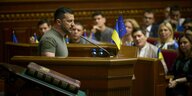 Wlodomir Selenskkij hält vor dem ukrainischen Parlament eine Rede