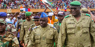 Militärjunta im Stadion in Niamey mit Putsch-Unterstützer