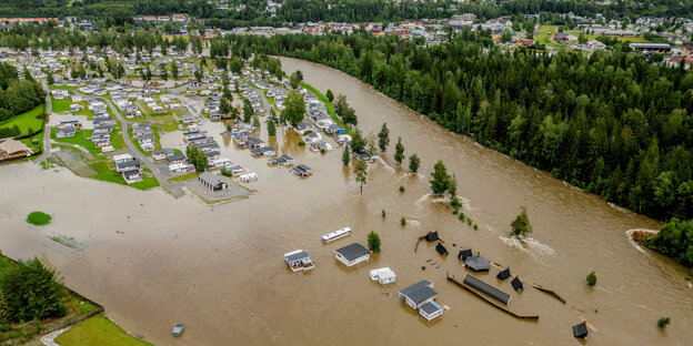 Überflutetes Gebiet mit Häusern.
