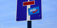Ein Verkehrsschild mit einem AfD-Sticker.